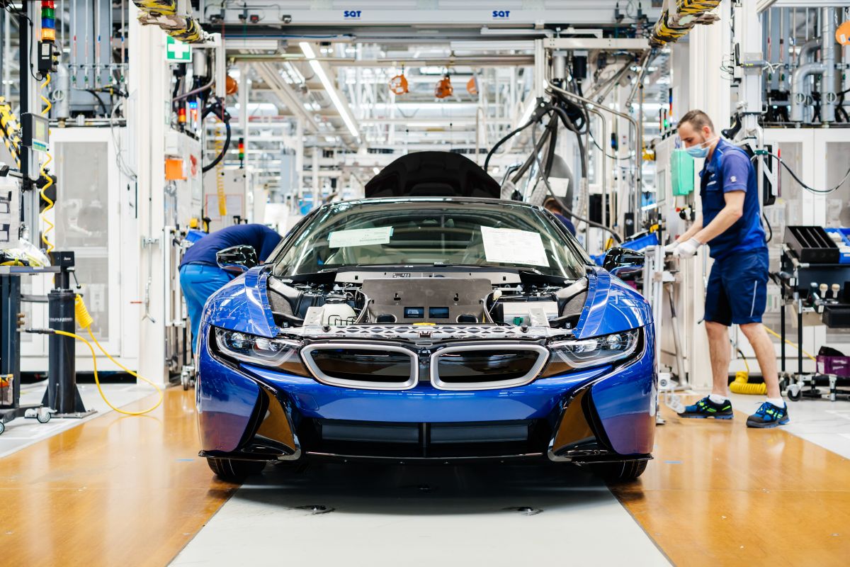 Производство BMW i8 подходит к концу, финальный автомобиль сходит с конвейера