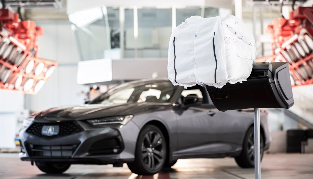Безопасность Acura TLX 2021 года включает трехкамерную подушку безопасности