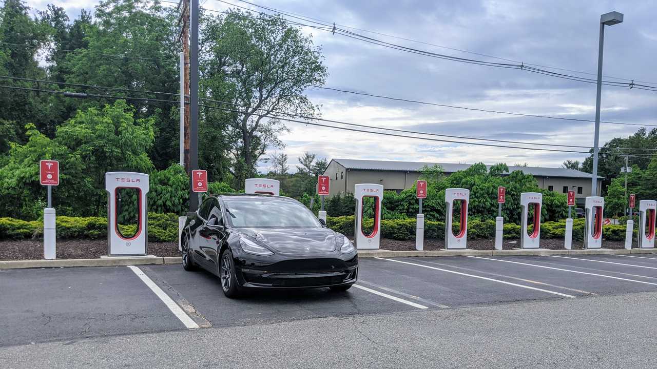 Tesla открывает 2000-ую станцию зарядки Supercharger