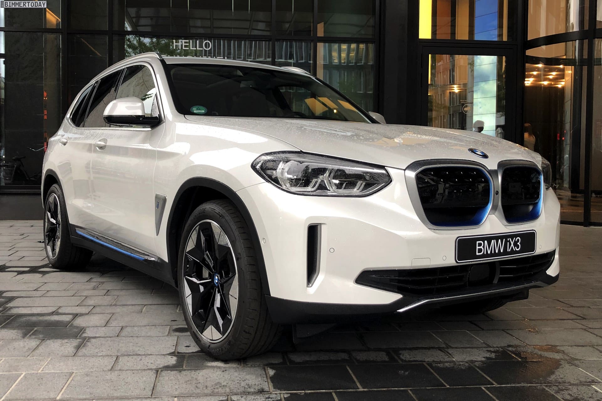 BMW iX3 2021: первые живые фотографии показывают электрический X3 в деталях