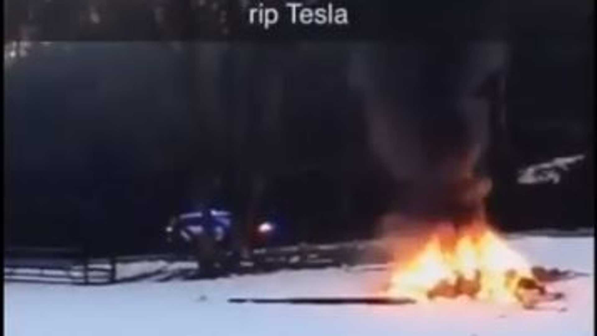 Tesla Model S врезалась о каменный выступ и загорелась. Видео