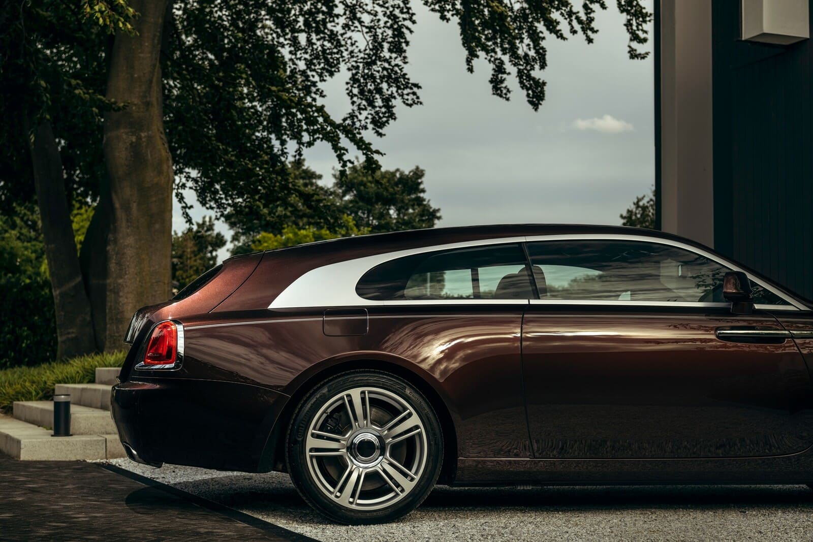 Rolls-Royce Wraith превратили в универсал. Потрясающий как внутри так и снаружи. Фото