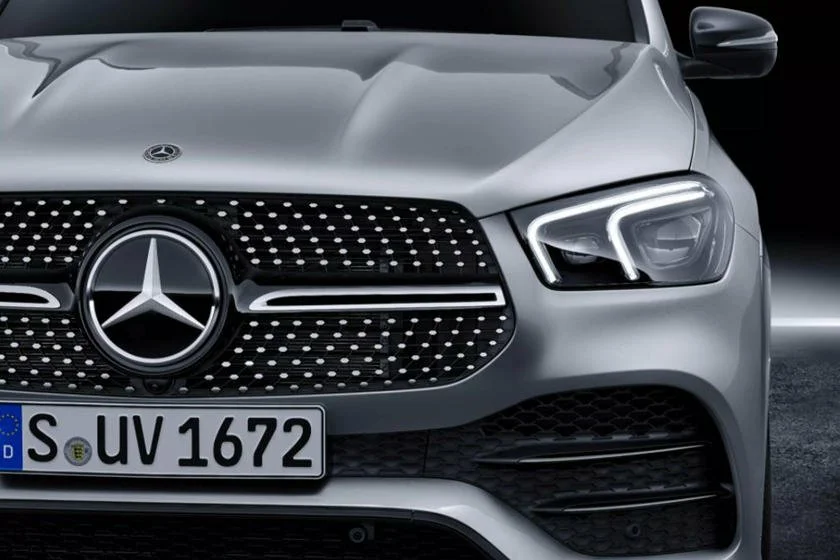 Значок с подсветкой Mercedes-Benz вызывает проблемы