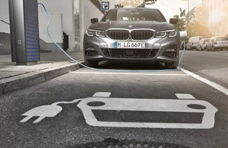 BMW 320e 2021: вся информация о новом подключаемом гибриде