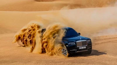 Люксовый внедорожник Rolls-Royce Cullinan в пустыне. Видео