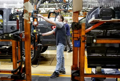 Заменят ли роботы людей в производстве автомобилей Ford?