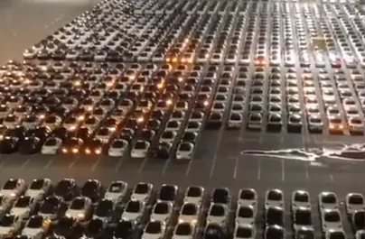 Видео. Сотни электромобилей Tesla обновились одновременно