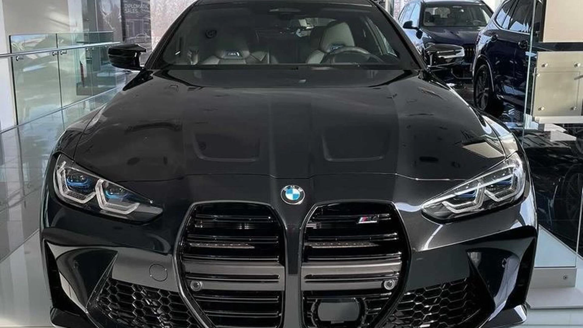 Свежие фотографии BMW M4 2021 года в цвете Sapphire Black Metallic