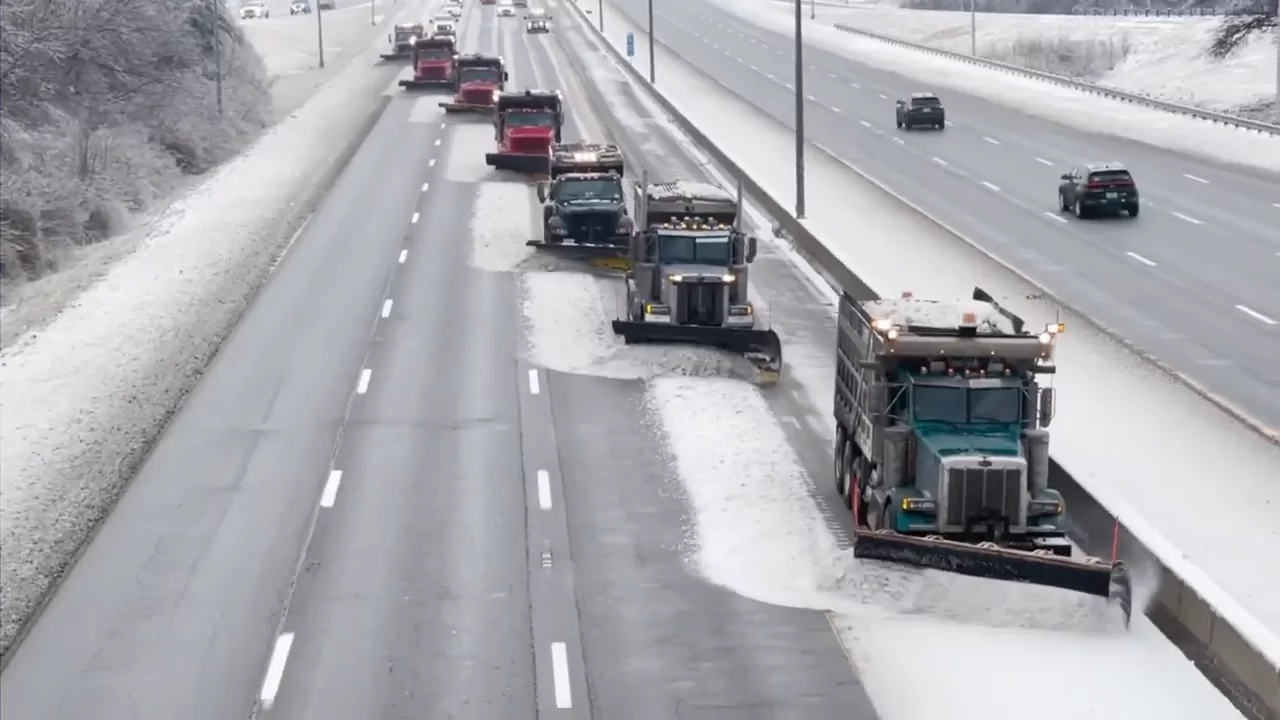 Видео. Как в США чистят от снега многополосное шоссе одновременно