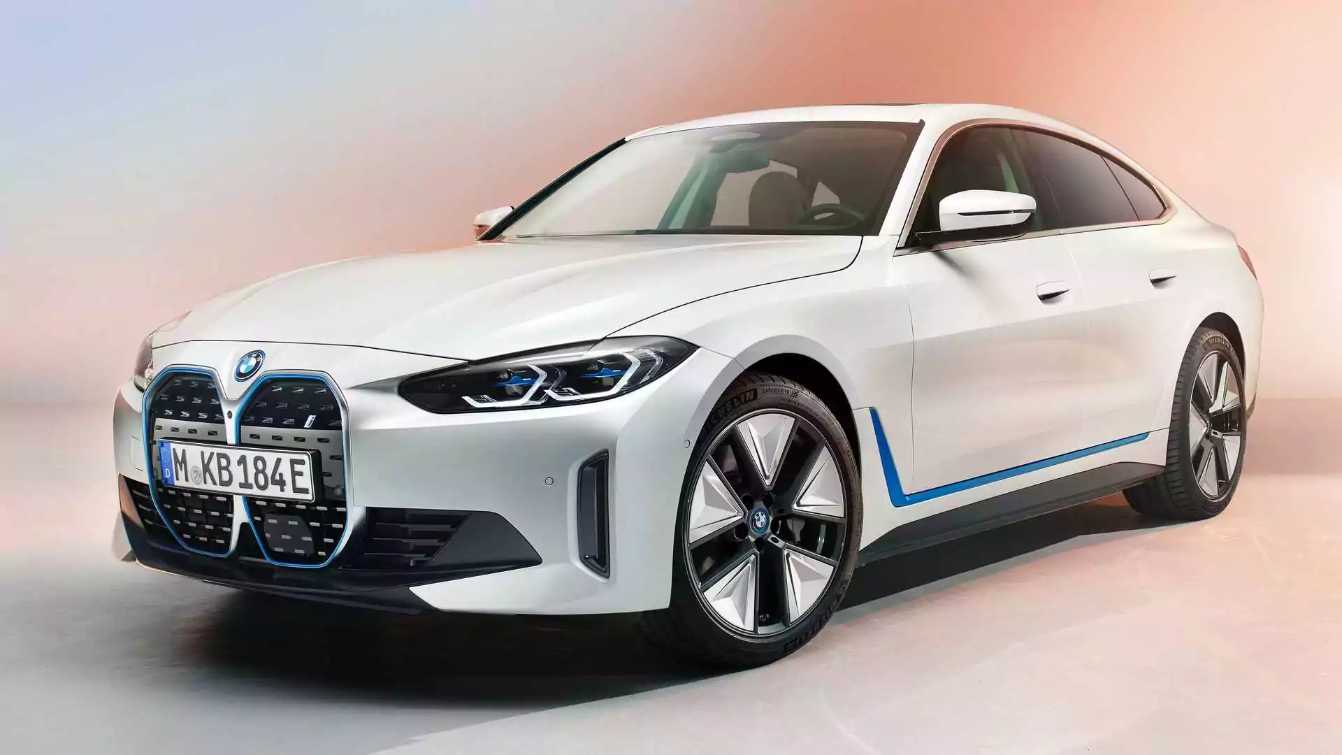 BMW представили электромобиль i4 2022 года