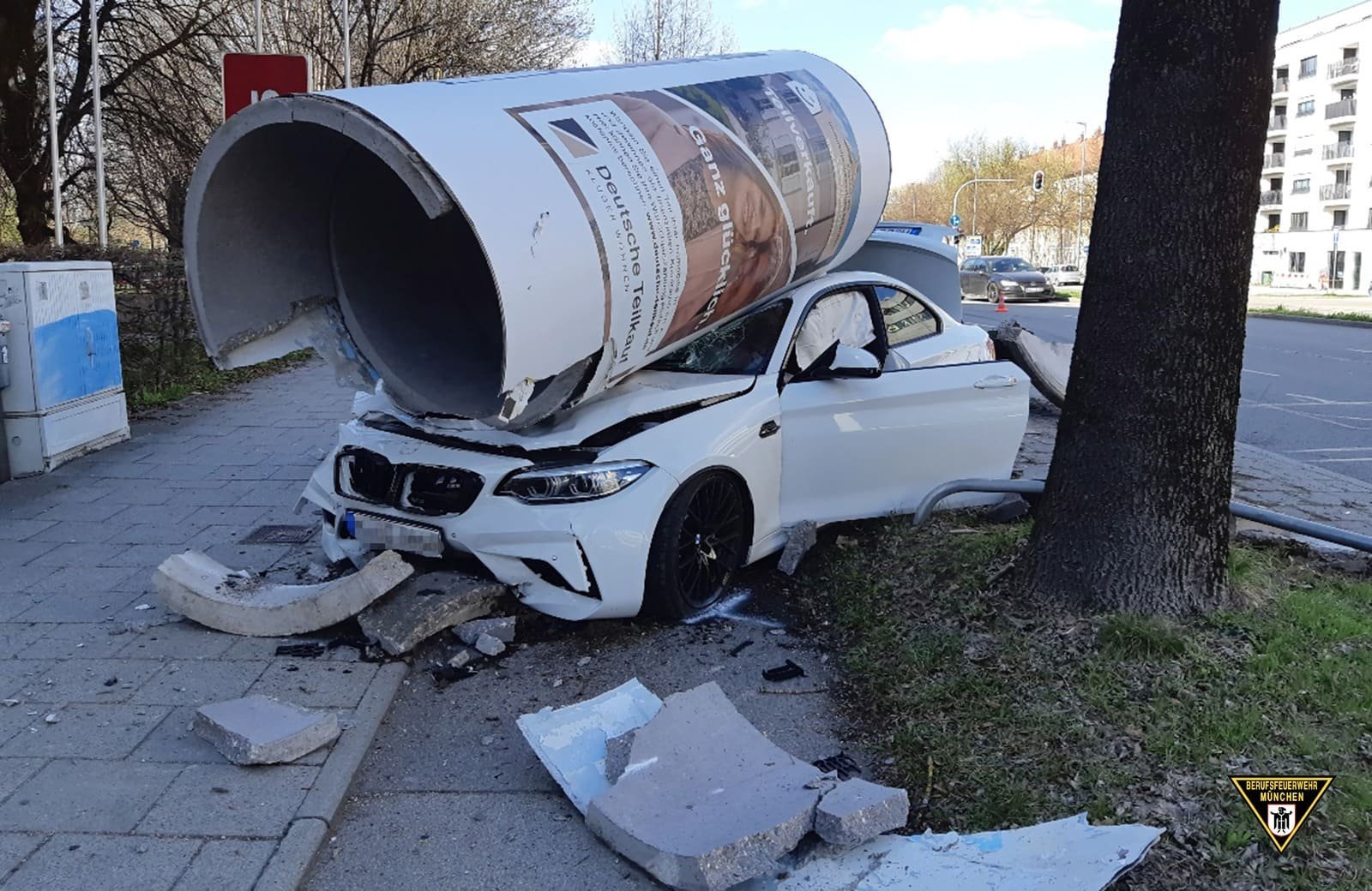 Водитель на BMW M2 врезался в большую бетонную колону